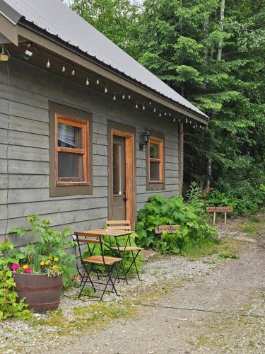 Taman di luar Carriage House - 2 suites- HIKE & REST - EV plug