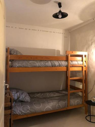 - 2 lits superposés dans une chambre avec plafond dans l'établissement gite Sivry la perche cœur de Logis, à Sivry-la-Perche