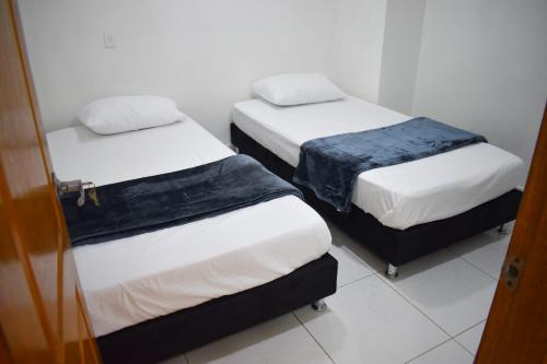 2 Einzelbetten in einem Zimmer mit in der Unterkunft Cómodo apartament tipo loft en El Peñol in El Peñol