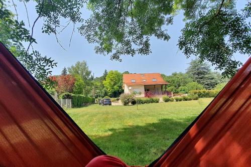 Photo de la galerie de l'établissement Grande Maison familiale avec piscine, à Lembras