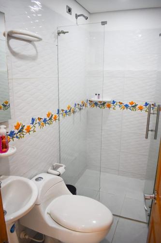 a bathroom with a shower and a toilet and a sink at Cómodo apartament tipo loft en El Peñol in El Peñol