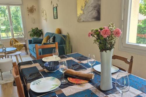 Photo de la galerie de l'établissement Grande Maison familiale avec piscine, à Lembras