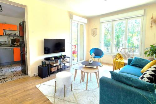 Photo de la galerie de l'établissement Grande Maison familiale avec piscine, à Lembras