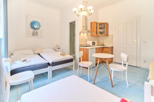 Ένα ή περισσότερα κρεβάτια σε δωμάτιο στο VILA OPOČNO