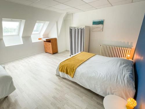 ein Schlafzimmer mit einem Bett und einem Schreibtisch in der Unterkunft Appartement 2 moderne - centre in Alençon