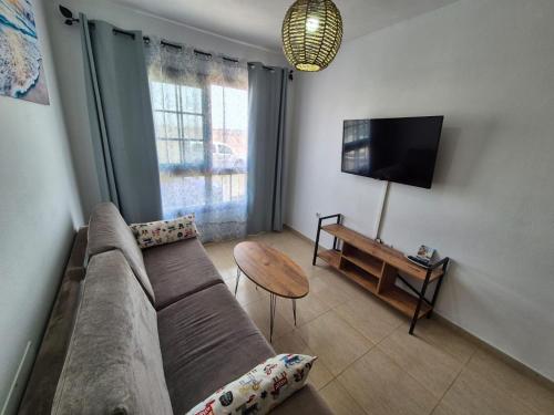 Μια τηλεόραση ή/και κέντρο ψυχαγωγίας στο Apartamentos Cotillo Family
