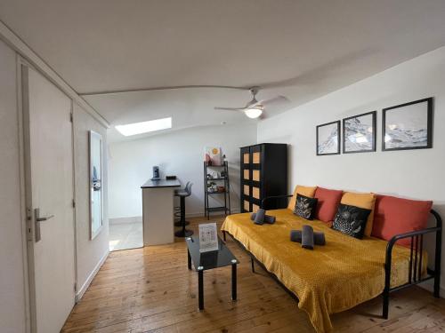 un salon avec un lit dans une chambre dans l'établissement Asian Touch - A deux sous les toits, à Nîmes