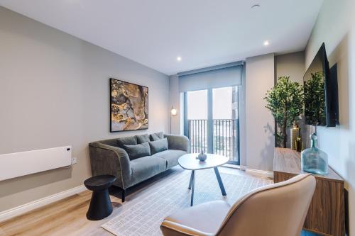 a living room with a couch and a tv at Premium 3 Bed Apartment City Centre - Free Parking in Leeds
