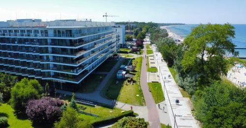 widok z lotu ptaka na budynek przy plaży w obiekcie 6 piętro Seaside w Kołobrzegu