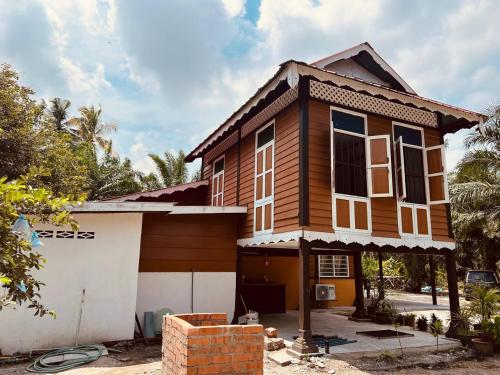 a house under construction with at Inap Desa R'Sawit Pintu A in Sekincan
