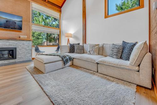 Et opholdsområde på Bright 3BR Condo Near Northstar