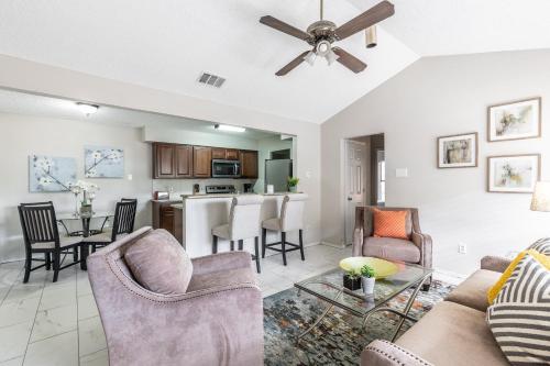 Χώρος καθιστικού στο Frisco Elegance Retreat