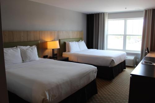 a hotel room with two beds and a window at Country Inn & Suites by Radisson, Gettysburg, PA in Gettysburg