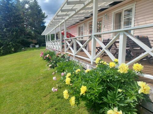 a house with flowers on the side of it at Vaskna turismitalu in Plaani