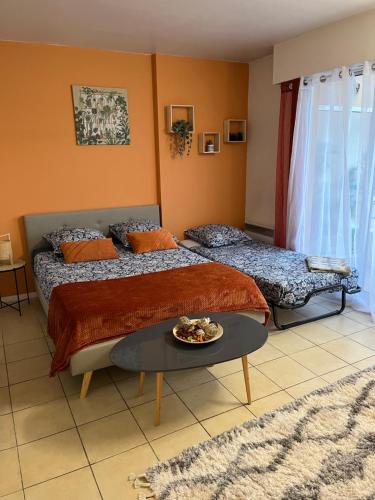 - une chambre avec 2 lits et une table basse dans l'établissement Studio proche promenade des anglais, à Nice
