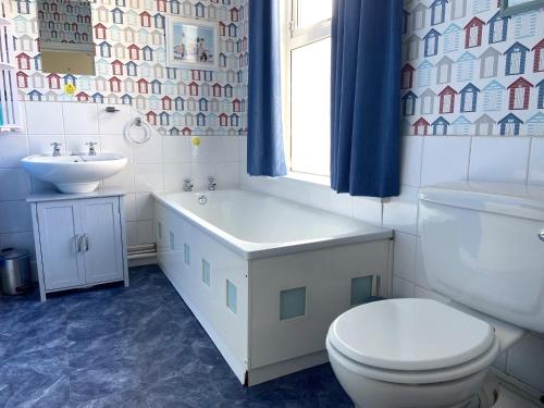 Et badeværelse på Marina Holiday Apartments