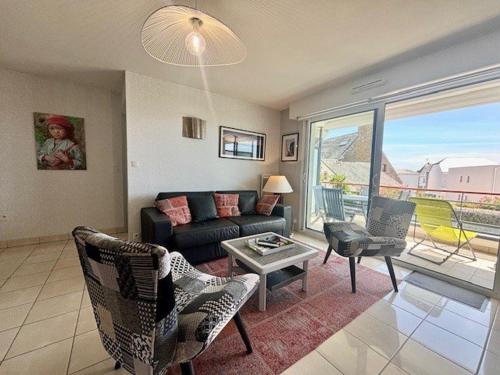 a living room with a couch and a table at Quiberon : 2 pièces confortables avec Wifi et parking proche plage - FR-1-478-143 in Quiberon