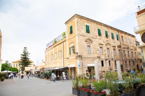 un viejo edificio con flores delante en Monolocale Dina's House, en Alghero