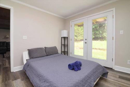 Ένα ή περισσότερα κρεβάτια σε δωμάτιο στο Cozy Party House in the woods