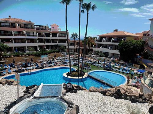 ein Resort mit einem Pool und einem Hotel in der Unterkunft Apartamento lujo vistas mar 221 in San Miguel de Abona