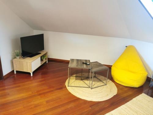 Μια τηλεόραση ή/και κέντρο ψυχαγωγίας στο Apartamento entero Frama Caldas