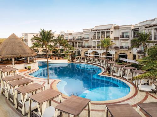 - une image de la piscine du complexe dans l'établissement Wyndham Alltra Playa del Carmen Adults Only All Inclusive, à Playa del Carmen