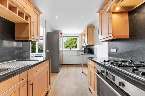 Kuchyň nebo kuchyňský kout v ubytování Tranquil Escape In Hertfordshire, Free Parking, 2 Bed, 2 Bath, Sleeps 6