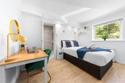 Postel nebo postele na pokoji v ubytování Tranquil Escape In Hertfordshire, Free Parking, 2 Bed, 2 Bath, Sleeps 6