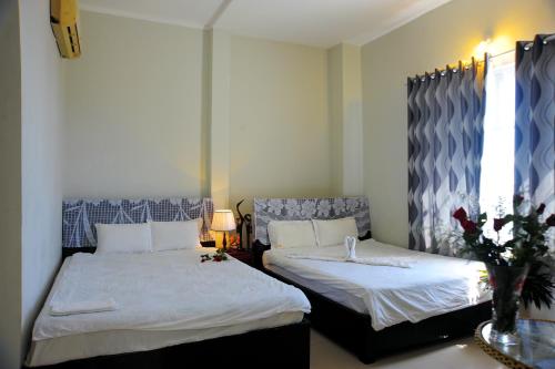 En eller flere senge i et værelse på Minh Hung Hotel