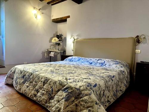 a bedroom with a bed in a room at La Sesta Luna in Pienza