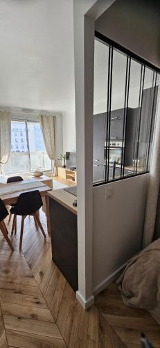 un salon avec un bureau et une table avec une salle à manger dans l'établissement Mon Paris, à Neuilly-sur-Seine