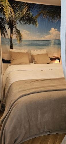 - une chambre avec un lit orné d'une peinture sur l'océan dans l'établissement Mon Paris, à Neuilly-sur-Seine