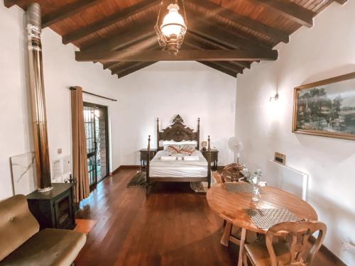 Camera con letto e tavolo in legno di Poolside Wooden House a Moçarria