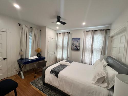a bedroom with a bed and a desk in it at Harvrd-MIT-B.U./Parkfree/Single Family residence in Boston