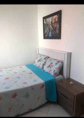 Un dormitorio pequeño con una cama y una mesita de noche. en Casa da árvore, en Río de Janeiro