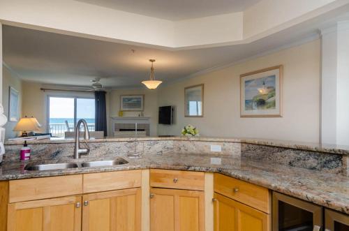Η κουζίνα ή μικρή κουζίνα στο Ocean Breeze by Bryant Real Estate