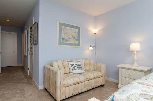 Χώρος καθιστικού στο Ocean Breeze by Bryant Real Estate