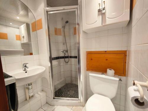 une salle de bain avec une douche, des toilettes et un lavabo dans l'établissement Chalet Club Iv - Blanchot - Studio · Proches des pistes et commerces · Balcon MAE-8751, à Tignes