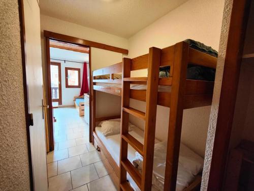 - une chambre avec lits superposés dans une maison dans l'établissement Chalet Club Iv - Blanchot - Studio · Proches des pistes et commerces · Balcon MAE-8751, à Tignes