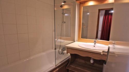 une salle de bain avec un lavabo, une douche et une baignoire dans l'établissement Résidence Dame Blanche - DBA205 - APPT 1 CHAMBRE + CABINE - BALCON - 6 PERSONNES MAE-8791, à Narreyroux