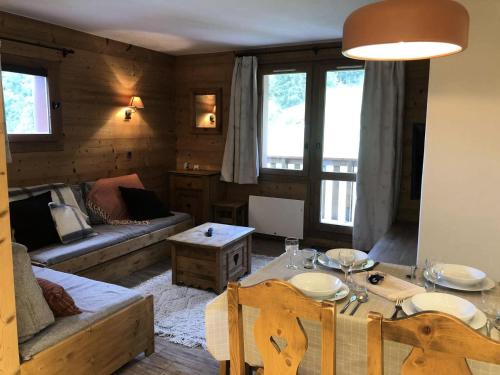 een woonkamer met een tafel en een bank bij Résidence Lauziere Dessus - La Lauzière Dessus 22 - Crève Coeur MAE-4544 in Valmorel