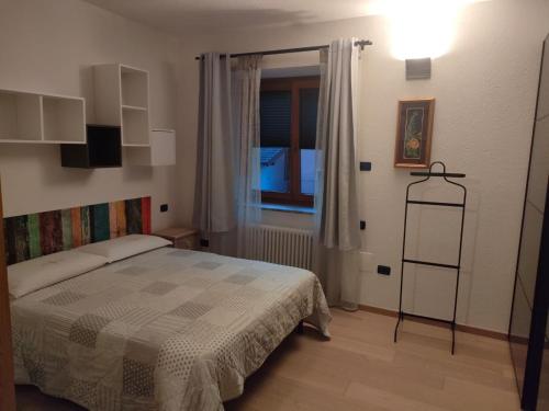 una camera da letto con un letto e una finestra di Maison Cocò ad Aosta