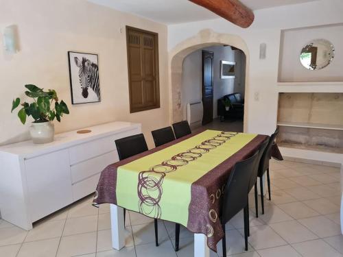 une salle à manger avec une table et des chaises dans l'établissement Partie de mas en campagne, à Eyragues