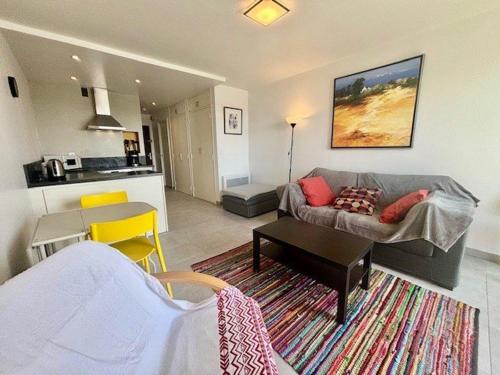 un salon avec un canapé et une table dans l'établissement Studio - Quiberon - 2 pers - 30m² - Balcon - Parking - FR-1-478-161, à Quiberon