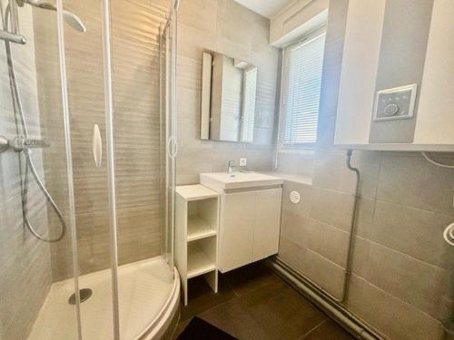 une salle de bain avec une douche, un lavabo et des toilettes dans l'établissement Studio - Quiberon - 2 pers - 30m² - Balcon - Parking - FR-1-478-161, à Quiberon