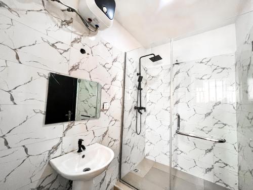 Koupelna v ubytování Luxury 3 Bedroom Haven in Lekki