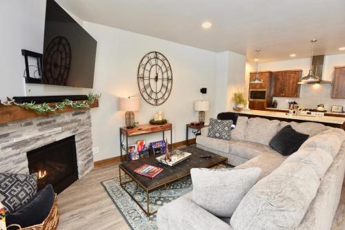 Кухня или мини-кухня в Silverpine Gem - Downtown - Walk to shops, restaurants, Payette Lake - WiFi
