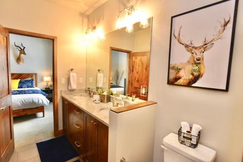 Кровать или кровати в номере Silverpine Gem - Downtown - Walk to shops, restaurants, Payette Lake - WiFi