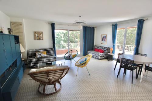 un salon rempli de meubles et d'une table dans l'établissement 14454 Appartement 2 pièces à Mandelieu, à Mandelieu-la-Napoule