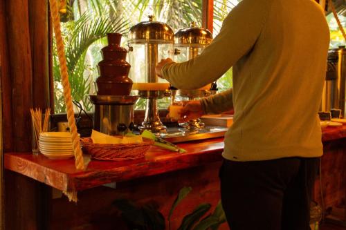 a woman standing in front of a counter at Cabañas DELUXE DUNAS DEL ESTE in Punta Colorada